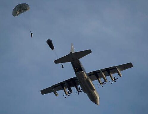 C130 - paratroopers static line jump